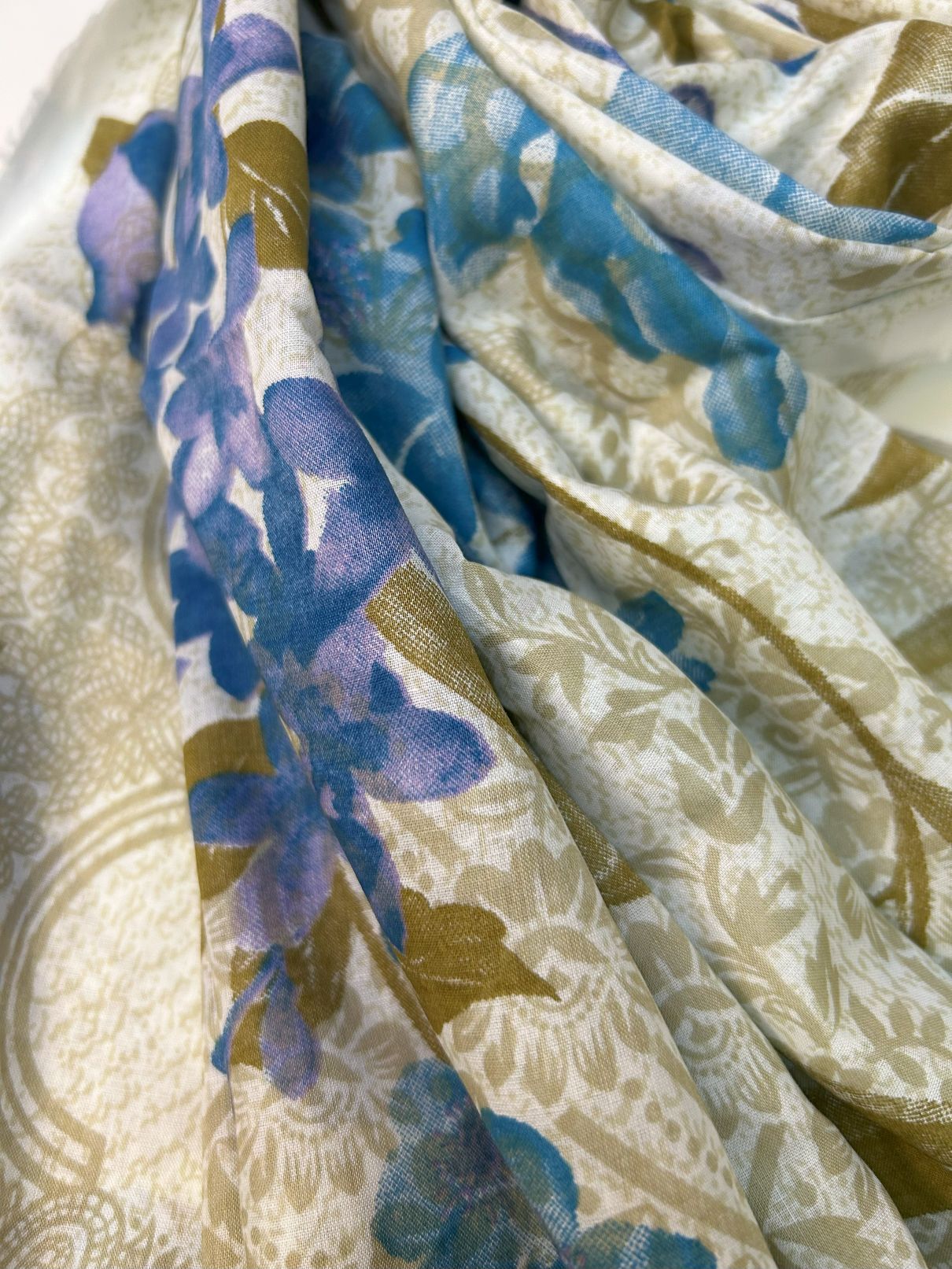 Close-up of J. lawn Printed Dupatta-Khaas Trends UAE
