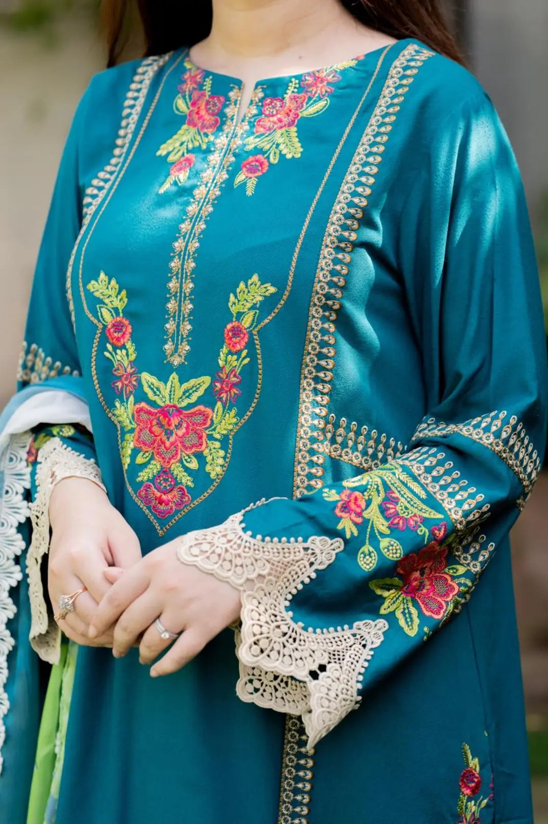 Embroidered Khaddar 3pc Stitched pakistani suit for women- khaas Trends Dubai